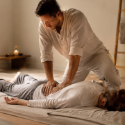 Première séance de shiatsu dans un cabinet calme avec praticien réalisant des pressions douces