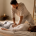 Première séance de shiatsu dans un cabinet calme avec praticien réalisant des pressions douces